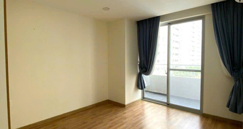 hinh anh phong ngu lon co cua so va ban cong 810x430 - Giá mua bán căn hộ 3pn Tháp B chung cư Scenic Valley 1 Quận 7 T6/2025