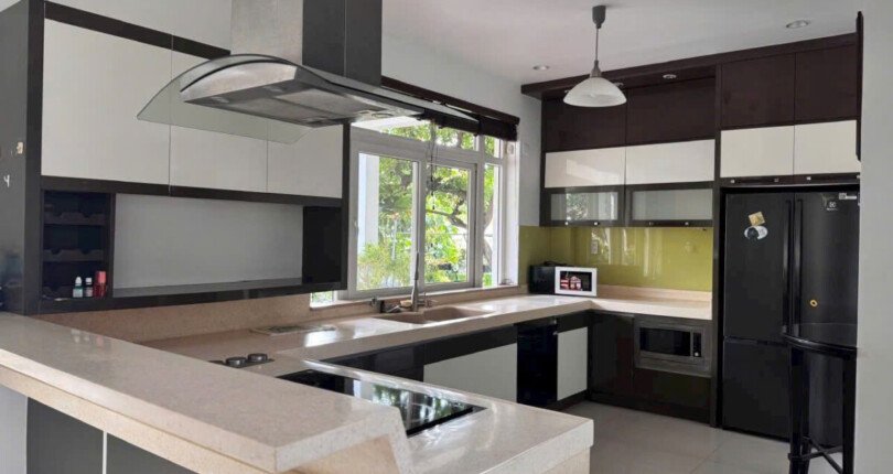 khogn gian bep rong rai 810x430 - Giá cho thuê nhà Biệt thự nguyên căn Khu dân cư Phú Gia Quận 7 T5/2025