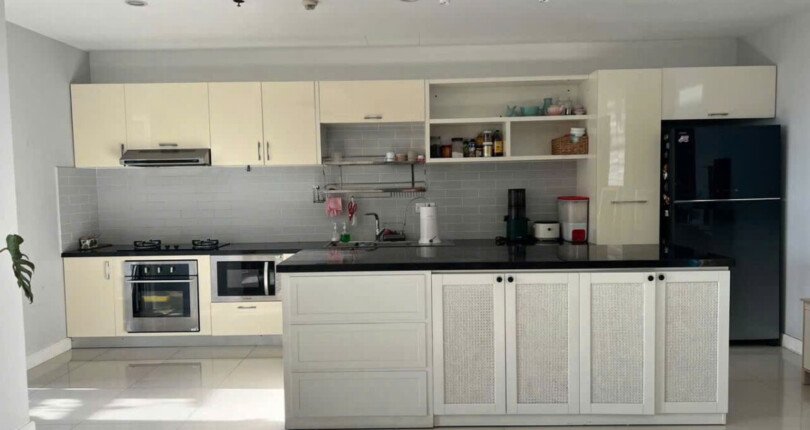 khong gian bep rong rai 810x430 - Giá mua bán căn hộ 3pn tháp W1 chung cư Sunrise City Central Quận 7 T5/2025