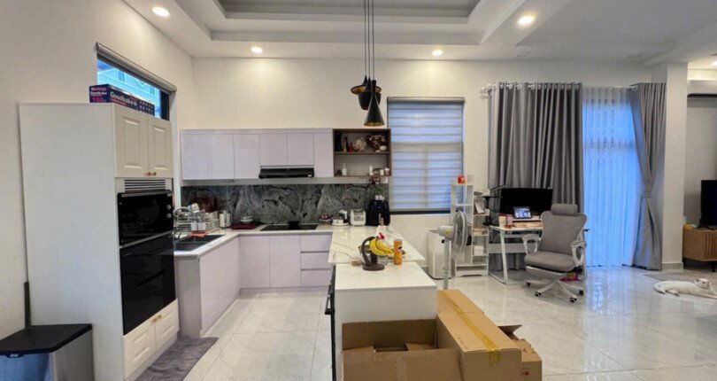 khong gian bep rong rai sang trong 810x430 - Giá cho thuê nhà Biệt thự nguyên căn 5pn kdc Zeitgeist Nhà Bè T5/2025