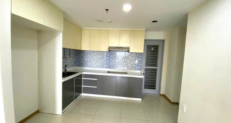 khong gian bep rong rai trong can ho ban 810x430 - Giá mua bán căn hộ 3pn Tháp B chung cư Scenic Valley 1 Quận 7 T6/2025