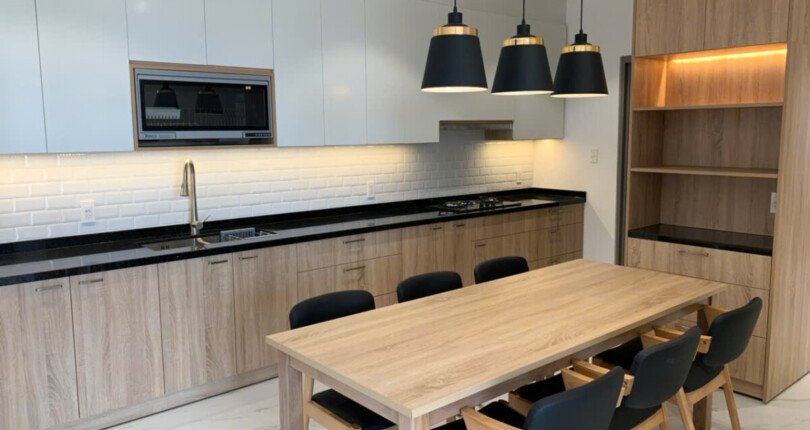 khong gian bep va phong an sang trong 810x430 - Giá mua bán căn hộ 3pn block C view biệt thự chung cư Hưng Phúc Happy Residence Quận 7 T5/2025