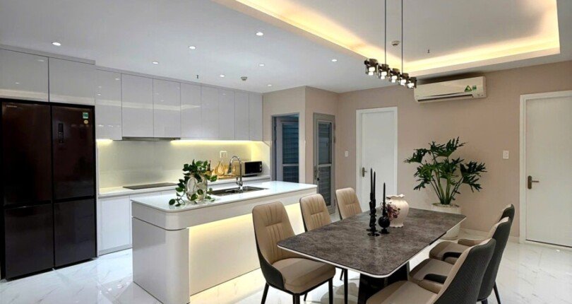 khong gian bep va phong an trong can ho ban 1 810x430 - Bán gấp căn hộ 3pn Tháp B chung cư Scenic Valley 1, 133m2, view sông, giá 12,8 tỷ