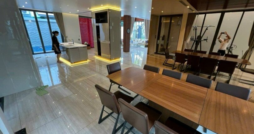 khong gian phong an va bep tang tret 810x430 - Giá cho thuê nhà Biệt thự đơn lập Phú Mỹ Hưng có hồ bơi và hồ cá koi sang trọng