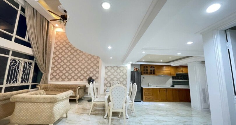 khong gian phong khach can ho ban 1 810x430 - Giá mua bán căn hộ duplex 3pn block D chung cư Phú Hoàng Anh Nhà Bè T5/2025