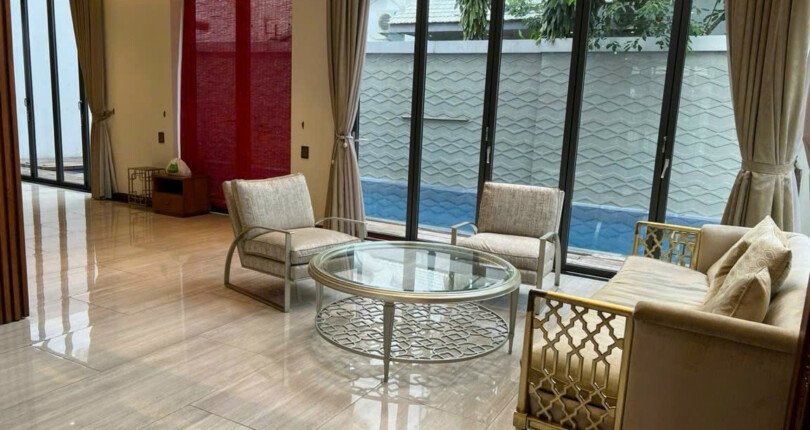khong gian phong khach sang trong 810x430 - Giá cho thuê nhà Biệt thự đơn lập Phú Mỹ Hưng có hồ bơi và hồ cá koi sang trọng