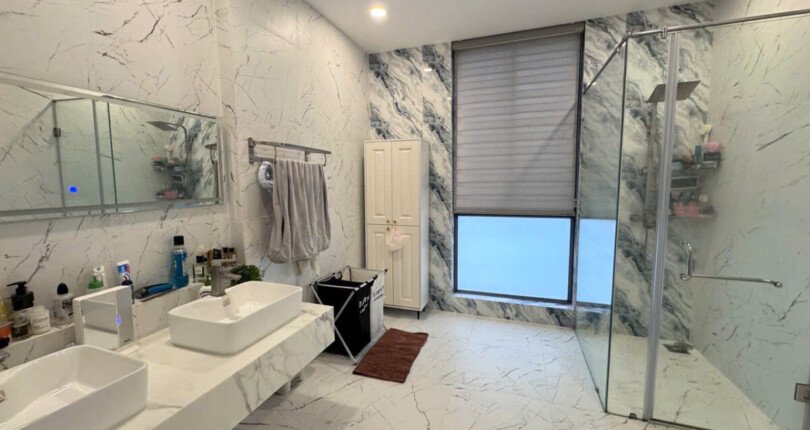 khong gian toilet rong rai 810x430 - Giá cho thuê nhà Biệt thự nguyên căn 5pn kdc Zeitgeist Nhà Bè T5/2025