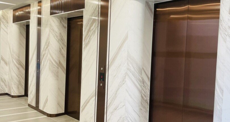 khu vuc cho thang may 810x430 - Giá mua bán căn hộ 2pn lầu cao block B chung cư Cardinal Court Quận 7 T5/2025