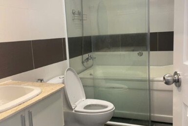 nha-tam-day-du-trang-thiet-bi-co-bon-tam-nam