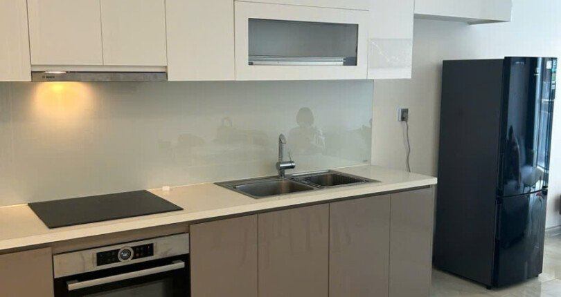 phong bep trong can ho ban 810x430 - Giá mua bán căn hộ 1pn tòa Aqua 2 view sông chung cư Vinhomes Ba Son Quận 1 T5/2025