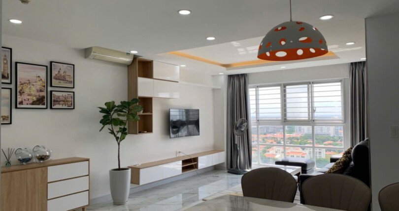 phong khach can ho ban 31 810x430 - Giá mua bán căn hộ 3pn 112m2 tầng 19 Khu R18 gần hồ bơi chung cư Happy Valley Quận 7 t5/2025