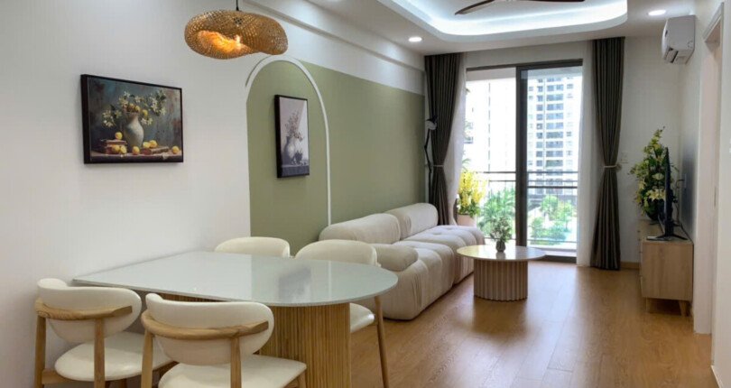 phong khach can ho ban 35 810x430 - Giá mua bán căn hộ 2pn 75m2 block B view hồ bơi chung cư Saigon South Nhà Bè T5/2025