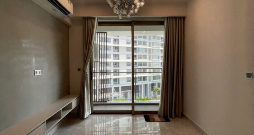 phong khach can ho ban 5 810x430 - Giá mua bán căn hộ 2pn block E chung cư The Peak Midtown M8 Quận 7 T5/2025