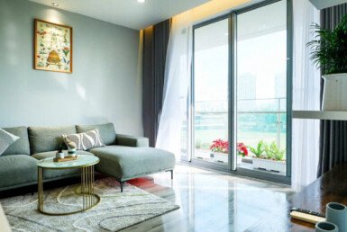 phong-khach-co-ban-cong-thoang-mat