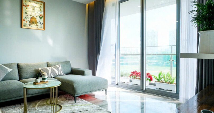 phong khach co ban cong thoang mat 810x430 - Giá mua bán căn hộ 3pn block A chung cư Green Valley Quận 7 T5/2025