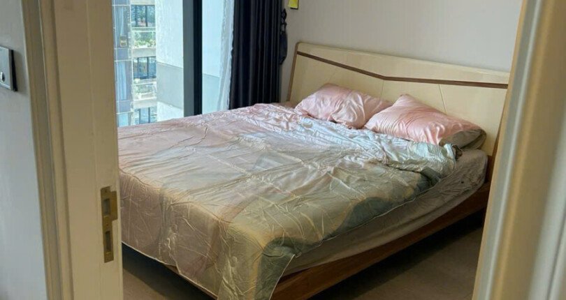 phong ngu can ho ban 12 810x430 - Giá mua bán căn hộ 1pn tòa Aqua 2 view sông chung cư Vinhomes Ba Son Quận 1 T5/2025
