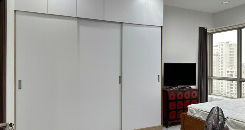 phong ngu can ho can ban gap 3 810x430 - Bán căn hộ chung cư Hưng Phúc Happy Residences, 97m2, giá 7.8 tỷ, nội thất đầy đủ, xem nhà dễ.