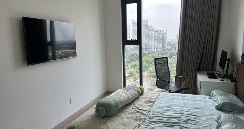 phong ngu day du noi that co cua so rong rai 810x430 - Giá cho thuê căn hộ 2pn block B chung cư Cardinal Court Quận 7 T5/2025