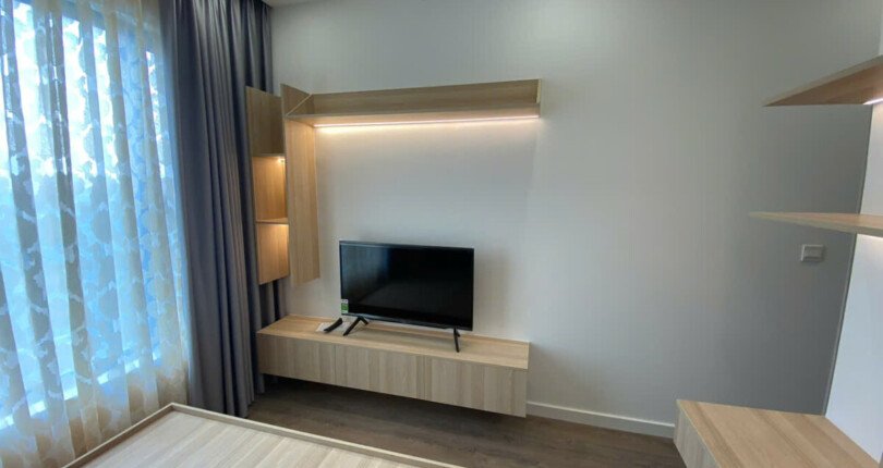 phong ngu master co tivi rieng 810x430 - Giá mua bán căn hộ 2pn block A chung cư Hưng Phúc Happy Premier Quận 7 T5/2025
