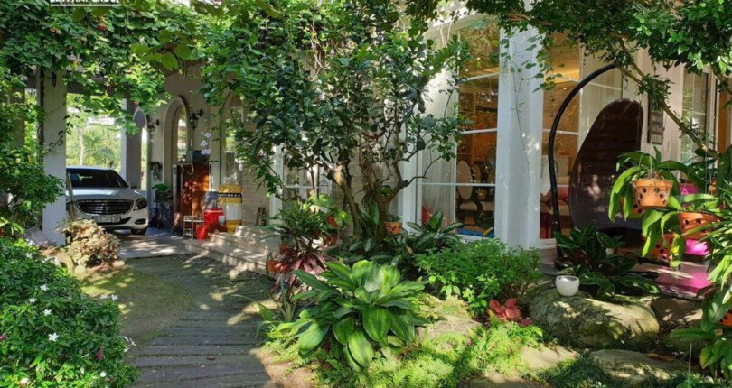 san vuon ben hong nha biet thu ban 810x430 - Giá mua bán nhà Biệt thự nguyên căn Nội khu Chateau Quận 7 T5/2025