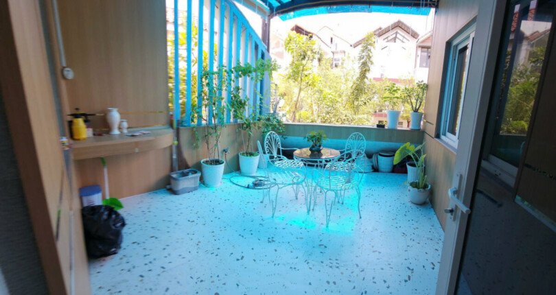 san vuon truoc nha ban 810x430 - Bán nhà phố nguyên căn liền kề trường Rmit kdc Sadeco Ven Sông Tân Phong Quận 7 giá 22 tỷ