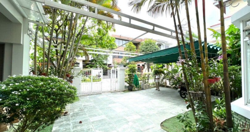 san vuon truoc nha cho thue 810x430 - Giá cho thuê nhà Biệt thự đơn lập Phú Mỹ Hưng có hồ bơi và hồ cá koi sang trọng
