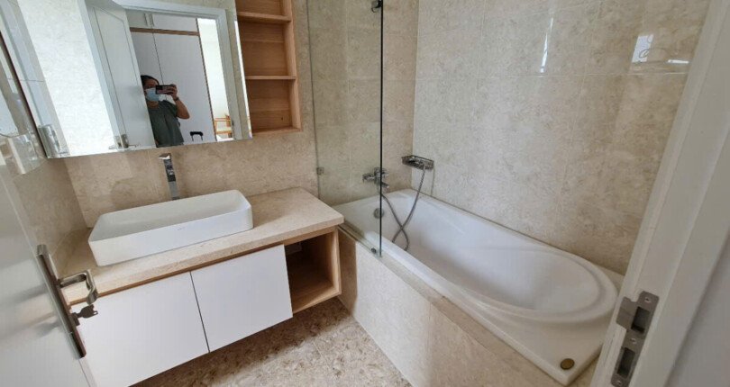 toilet can ho ban 810x430 - Giá mua bán căn hộ 3pn block D chung cư Hưng Phúc Happy Residence Quận 7 T5/2025