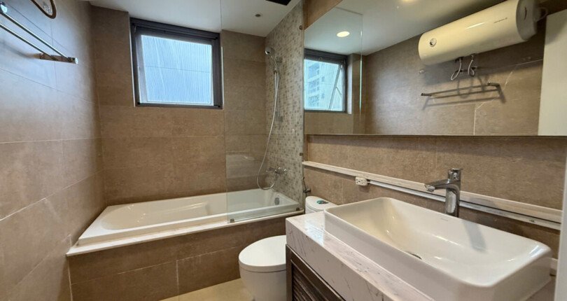 toilet co bon tam nam sang trong 1 810x430 - Giá mua bán căn hộ 3pn Tháp C chung cư Riverpark Premier Quận 7 T6/2025
