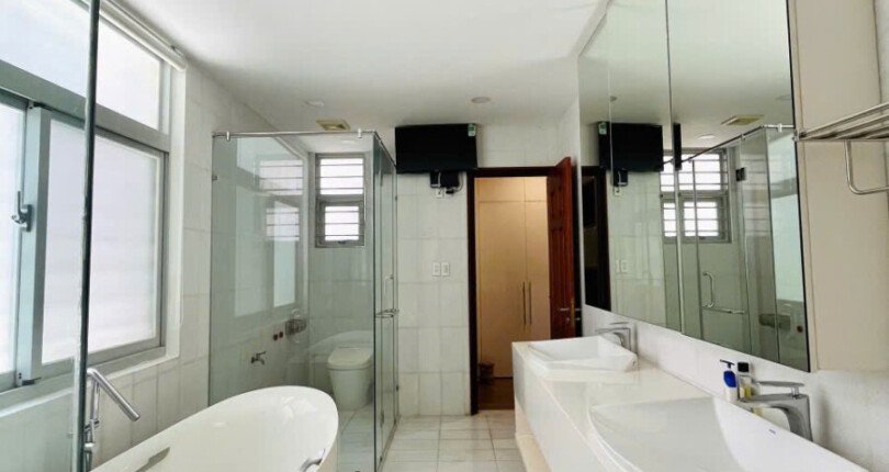 toilet co bon tam nam sang trong 810x430 - Giá mua bán nhà Biệt thự nguyên căn số 11 Nội khu Nam Viên Quận 7 T5/2025