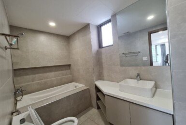 toilet-co-day-du-thiet-bi-co-bon-tam-nam