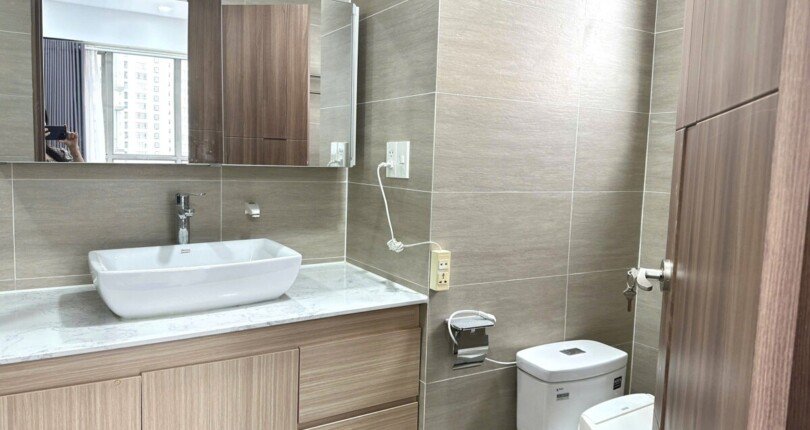 toilet day du thiet bi 2 810x430 - Giá mua bán căn hộ 3pn Tháp C chung cư Hưng Phúc Happy Residence Nguyễn Lương Bằng T6/2025