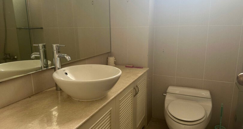 toilet day du thiet bi 810x430 - Giá mua bán nhà Biệt thự nguyên căn góc 3 mặt đường nội khu Phú Gia Quận 7 T5/2025