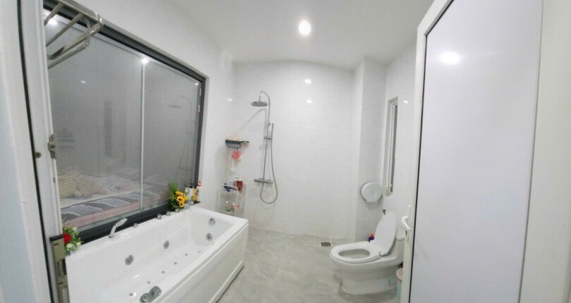 toilet day du trang thiet bi 810x430 - Bán nhà phố nguyên căn liền kề trường Rmit kdc Sadeco Ven Sông Tân Phong Quận 7 giá 22 tỷ