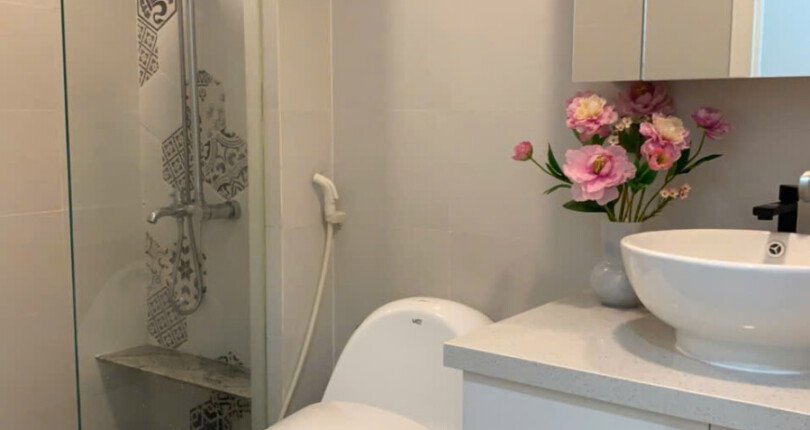 toilet sang trong day du thiet bi 810x430 - Giá mua bán căn hộ 2pn 75m2 block B view hồ bơi chung cư Saigon South Nhà Bè T5/2025