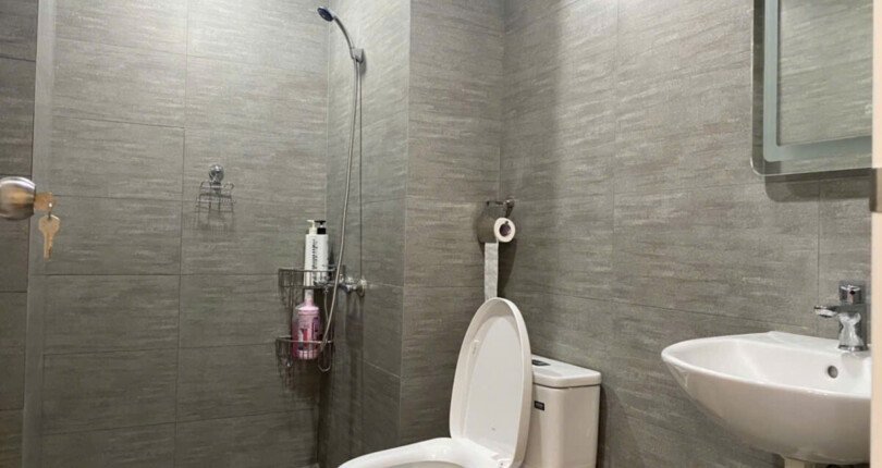 toilet trong can ho ban 810x430 - Giá mua bán căn hộ 2pn block G chung cư Saigon South Residences Nhà Bè T5/2025