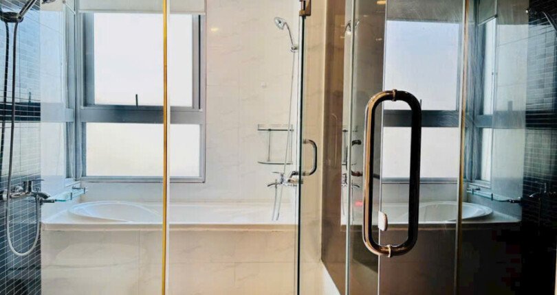 toilet trong can ho day du trang thiet bi 810x430 - Giá mua bán căn hộ 3pn chung cư Star Hill Quận 7 T5/2025