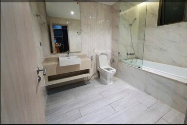 toilet-trong-can-ho-rong-rai-day-du-thiet-bi