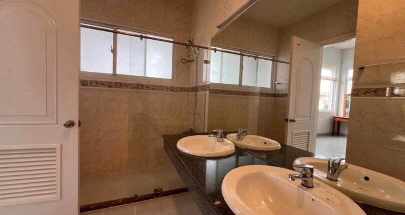 toilet trong nha biet thu cho thue 810x430 - Giá cho thuê nhà Biệt thự nguyên căn làm văn phòng Nội khu Mỹ Quang Quận 7 T5/2025