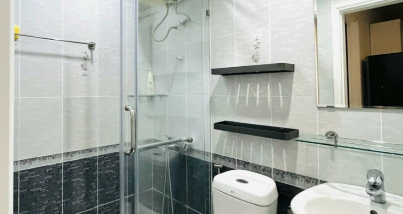 tollet can ho cho thue 810x430 - Cho thuê căn hộ chung cư Sky Garden 3, 68m2, 02pn, giá 16tr/tháng, nội thất đầy đủ, xem nhà dễ.