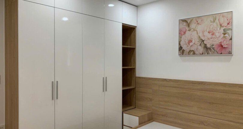 tu quan ao phong ngu chinh 810x430 - Giá mua bán căn hộ 3pn 112m2 tầng 19 Khu R18 gần hồ bơi chung cư Happy Valley Quận 7 t5/2025