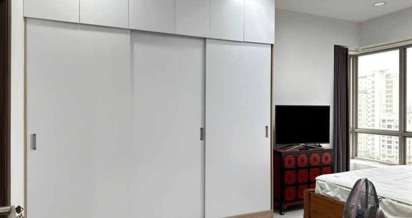 tu quan ao trong phong ngu master 810x430 - Giá mua bán căn hộ 3pn Tháp C chung cư Hưng Phúc Happy Residence Nguyễn Lương Bằng T6/2025