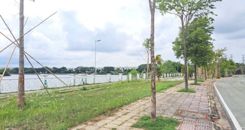 vi tri dat nen ban lien ke cong vien doc song 810x430 - Giá mua bán đất nền biệt thự kdc Bộ Công An Phạm Hữu Lầu Nhà Bè T5/2025
