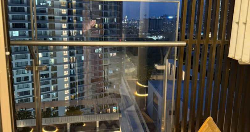 view ban cong can ho ban 2 810x430 - Giá mua bán căn hộ 2pn block H chung cư The Peak m8 Quận 7 T5/2025
