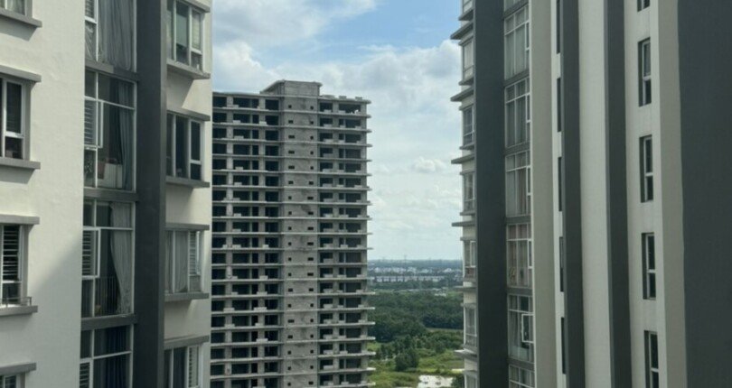 view ban cong can ho ban 810x430 - Giá mua bán căn hộ 2pn tầng 10 chung cư Phú Mỹ Vạn Phát Hưng Quận 7 T5/2025