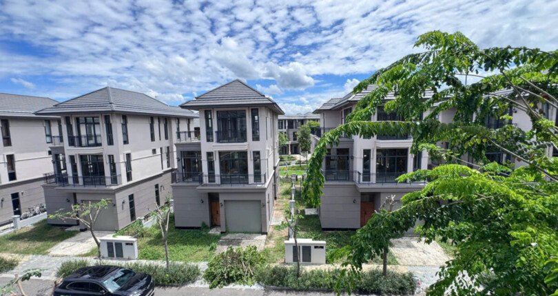view nhin tu ban cong lau 2 nha biet thu ban 810x430 - Giá mua bán nhà Biệt thự Song lập nguyên căn Nội khu Zeitgeist Nhà Bè T6/2025
