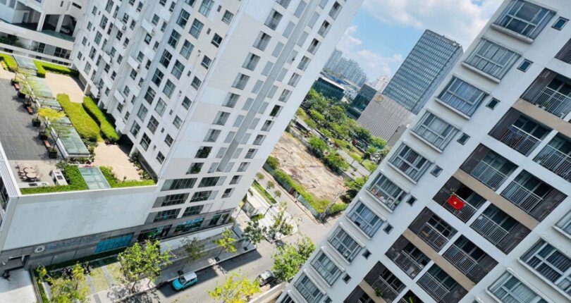 view phong khach can ho ban 1 810x430 - Giá mua bán căn hộ 2pn block G chung cư Scenic Valley 1 T5/2025