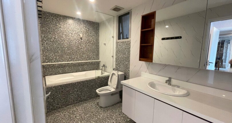 wc can ho ban 810x430 - Bán căn hộ 151m2 chung cư Scenic Valley 1, 03pn, giá 12,7 tỷ, đầy đủ nội thất, view sông.