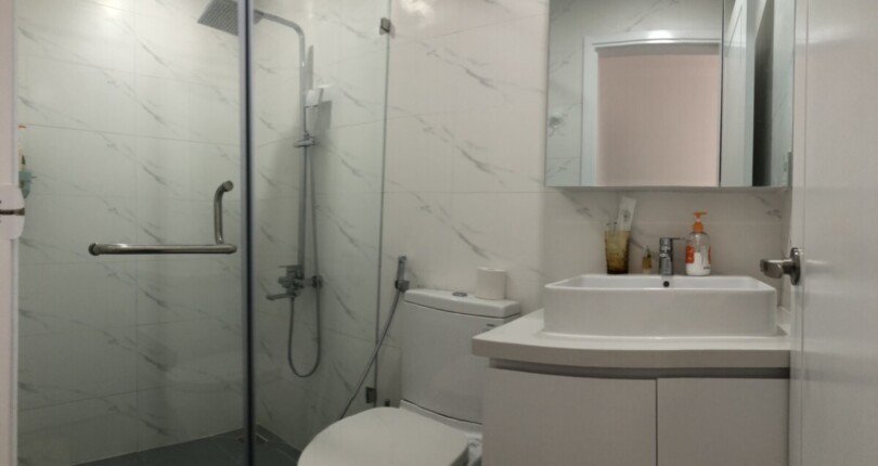 wc can ho can ban 810x430 - Bán căn hộ 77m2, tầng cao chung cư Scenic Valley 2, giá 6.450 tỷ, nội thất đầy đủ, nhà đang có hợp đồng thuê.