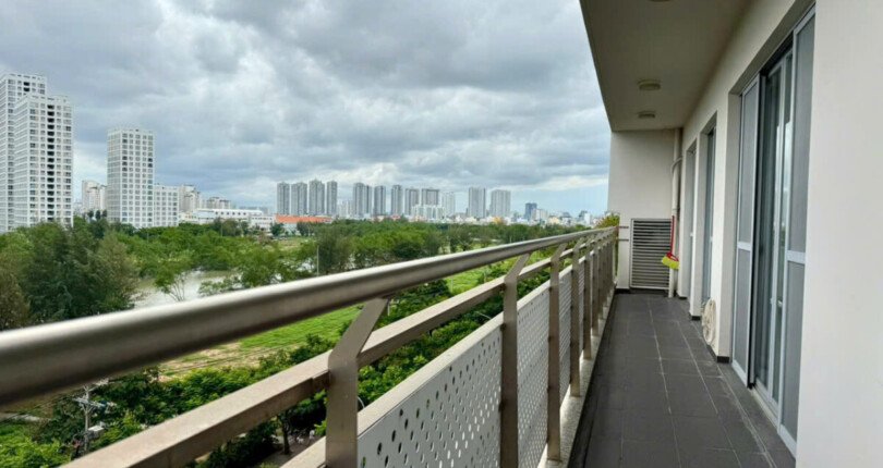 ban cong can ho 810x430 - Giảm giá bán gấp căn hộ 3pn 133m2, view sông, chung cư Scenic Valley