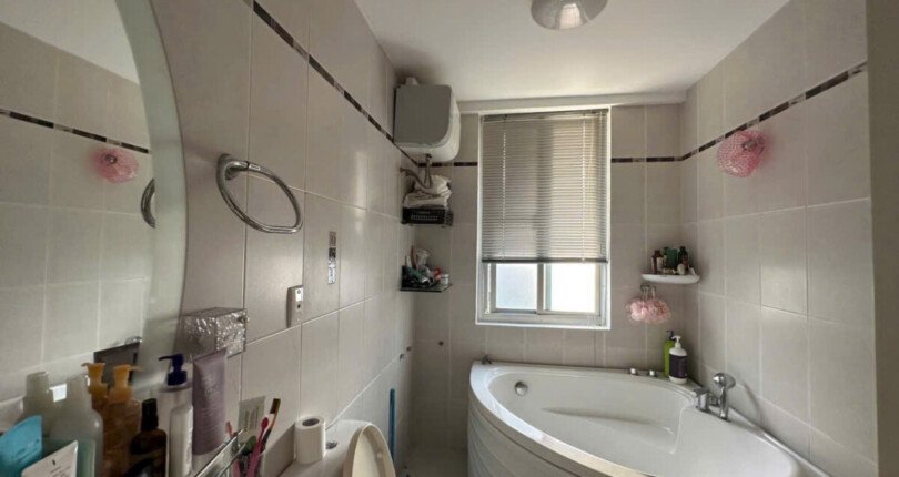 can ho ban co 2 toilet hoan thien nhu hinh 810x430 - Giá mua bán căn hộ 3pn chung cư Mỹ Khánh 4 phường Tân Hưng T6/2025